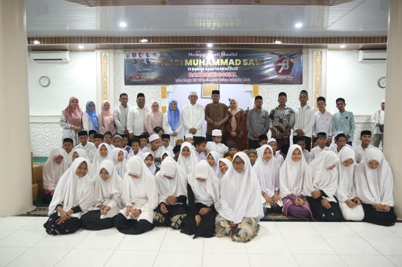 Sekda Aceh Besar Drs. Sulaimi M.Si didampingi istri melakukan foto bersama dengan Danlanud SIM Kolonel Pnb Yoyon Kuscahyono, S.Sos dan Ketua PIA Ardhya Garini cabang 20 D.I Lanud SIM Nyonya Septi Yoyon serta Santri Panti Asuhan Nurul Huda pada Peringatan Maulid Nabi Muhammad SAW (12 Rabiul Awal 1445 H) Lanud SIM di Masjid Al Muhajirin Lanud SIM, Kecamatan Blang Bintang, Selasa (3/10/2023).