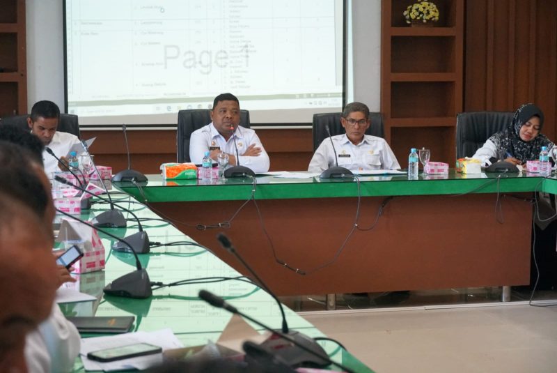 Sekda Aceh Besar Drs Sulaimi MSi memimpin rapat koordinasi persiapan Pilchiksungtak di ruang rapat Sekdakab di Aula Bukhari Daud di Kota Jantho, Rabu (4/10/2023).