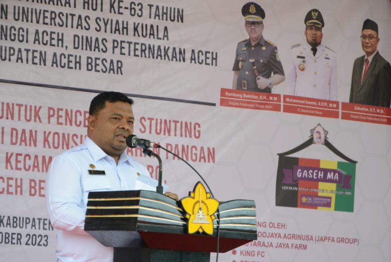 Sekdakab Aceh Besar, Drs. sulaimi M.si memberikan kata sambutan dalam acara peluncuran pengabdian masyarakat dan pembagian telur 1060 butir dalam rangka HUT ke-63 Tahun Fakultas Kedokteran Hewan Universitas Syiah Kuala di Halaman Kantor Camat Kuta Baro, Rabu (04/10/2023).