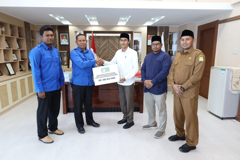 Direktur PDAM Tirta Mountala Kabupaten Aceh Besar Ir Sulaiman menyalurkan zakat karyawan PDAM Tirta Mountala melalui Ketua Baitul Mal Aceh Besar Tgk H Azwir SE, dengan nilai sebesar Rp 381.641.068, di ruang kerja Bupati Aceh Besar, Senin (9/10/2023) siang.