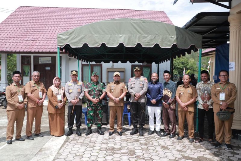 Pj Bupati Aceh Besar, Muhammad Iswanto SSTP MM bersama Dandim 0101/KBA, Kolonel Inf Andy Bagus D.A., S.I.P dan Kapolresta Banda Aceh, Kombes Pol Fahmi Irwan Ramli, SH SIK MSi meninjau langasung Pilchiksungtak di Gampong Meunasah Krueng, Kecamatan Ingin Jaya, Aceh Besar, Senin (10/10/2023).