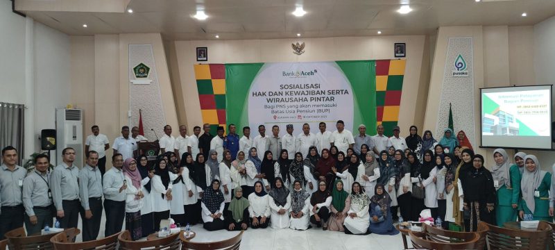 Ratusan peserta prapensiun kota Banda Aceh hadir mengikuti sosialisasi Sosialisasi Hak dan Kewajiban Serta Wirausaha Pintar bersama Bank Aceh, BPKSDM Kota Banda Aceh, dan PT Taspen Aceh, di Asrama Haji, Banda Aceh, Rabu (18/10/2023).