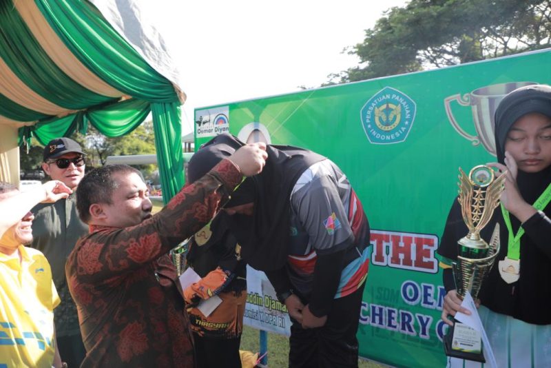 Pj Bupati Aceh Besar Muhammad Iswanto menyerahkan mendali kepada atlet yang berhasil meraih juara pada event Oemar Diyan Àrchery Championship ke-III tahun 2023, bertempat di Lapangan bola kaki pesantren, Indrapuri, Aceh Besar, Sabtu (28/10/2023).