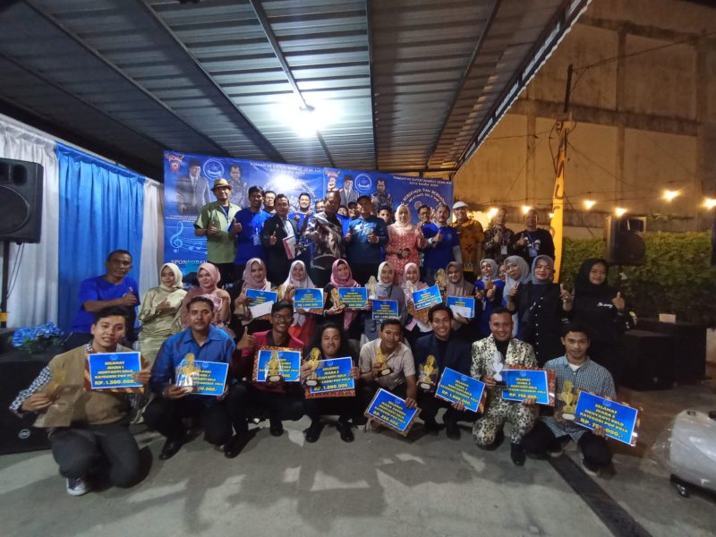 Para juara festival menyanyi solo dangdut dan pop putra-putri foto bersama usai menerima tropi, sertifikat dan hadiah uang, Minggu (29/10) malam di Tun Coffee Break, Merduati, Kota Banda Aceh. (Foto: Istimewa) 