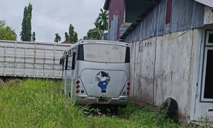 Bus sekolah dibiarkan begitu saja di lahan kosong milik warga