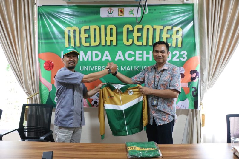 Dukung Atlet POMDA UNIMAL 2023, PT Perta Arun Gas Serahkan Jersey Kontingen (Foto : Humas PAG)