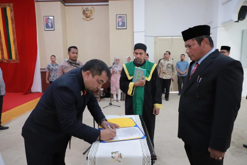 Pj. Bupati Aceh Besar Muhammad Iswanto, S.STP MM melantik beberapa jabatan eselon IIb di lingkungan Pemerintah Kabupaten Aceh Besar, meuligoe Bupati Aceh Besar, Kota Jantho, Jum’at ( 03/11/2023 ).