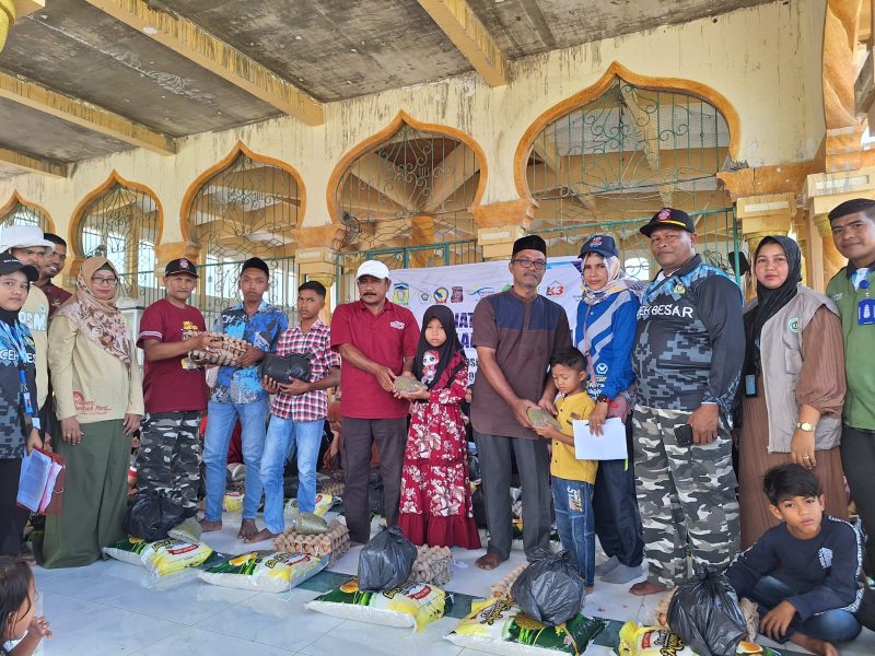 Dinas Sosial Kabupaten Aceh Besar menyerahkan paket sembako kepada 40 penerima manfaat yang terdiri dari 25 anak yatim dan yatim piatu dan 15 wanita rawan sosial ekonomi, di Gampong Meunasah Keudee Kec. Mesjid Raya, Minggu (5/11/2023).