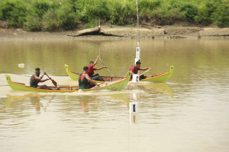 Auliaur Rahman bersama rekannya Harold Monim berhasil membawa Aceh Besar meraih juara satu Lomba Kayoh Jaloe PKA Ke-8 di Krueng Lamnyong, Banda Aceh, Senin (6/11/2023).