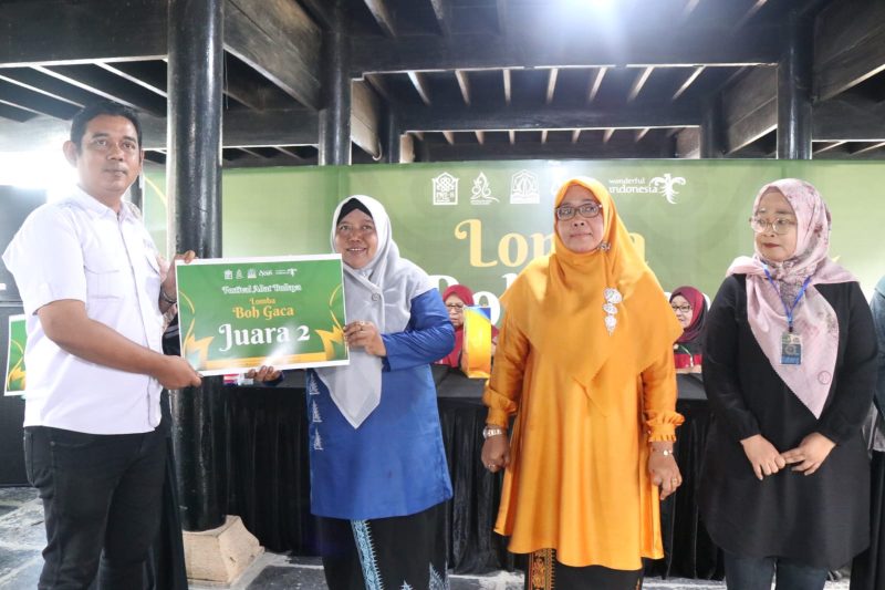 Koordinator Boeh Gaca Aceh Besar menerima piagam yang diserahkan oleh Koordinator Museum Aceh Yudi Andika SS menyerahkan piagam penghargaan kepada kontingen Aceh Besar yang meraih juara II pada Lomba Boeh Gaca,yang bertempat di Museum Aceh, Banda Aceh, Rabu (08/11/2023) Sore.