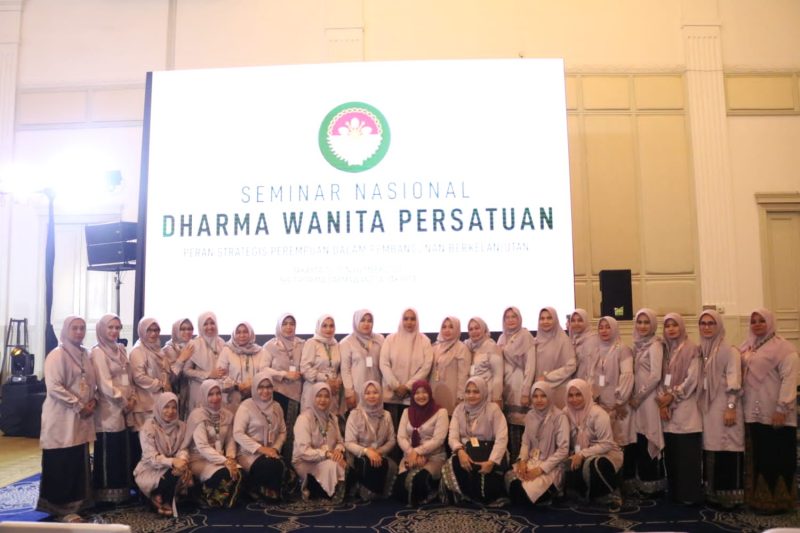 Ketua DWP Aceh Mellani Subarni bersama pengurus DWP Aceh, saat menghadiri Seminar Nasional Dharma Wanita Persatuan, di The Tribrata Darmawangsa, Jakarta, Kamis, 16 November 2023.