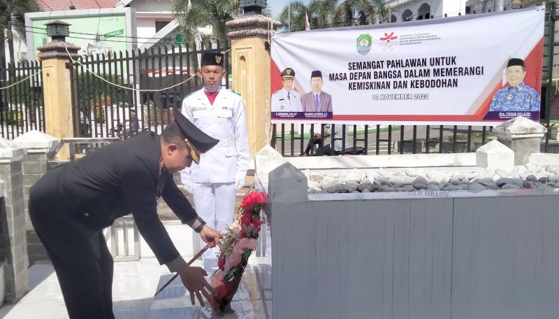 Kapolres Aceh Barat Daya, AKBP Dhani Catra Nugraha meletakkan karangan bunga di pusara makam pahlawan Tgk. Peukan 