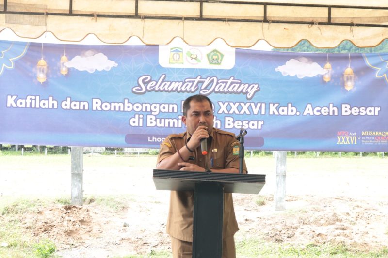 Pj Bupati Muhammad Iswanto memberikan arahan dan bimbingan pada saat kedatangan Kafilah dan rombongan MTQ ke 36 Aceh Besar, yang berlangsung di Rest Area Gampong Pudeng Lhoong, Aceh Besar, Senin (04/12/2023).