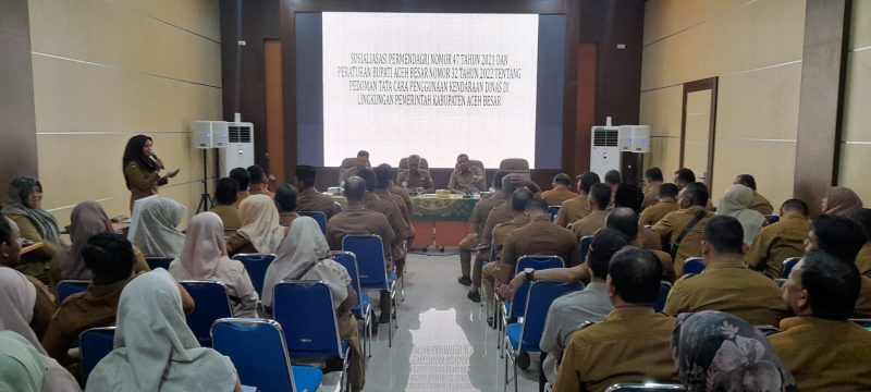 Pj Bupati Aceh Besar Muhammad Iswanto SSTP MM yang diwakili Asisten I Sekdakab Aceh Besar Farhan AP membuka Sosialisasi Pengelolaan Barang Milik Daerah di Aula H Sanusi Wahab, Kantor Bupati Aceh Besar, Selasa (12/12/2023).