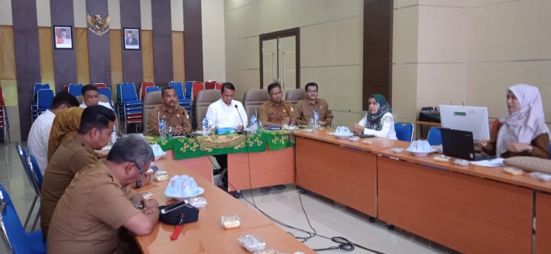 Pemerintah Kabupaten Aceh Besar mengadakan Rapat Evaluasi penyaluran bantuan pangan dan pelaksanaan Stabilitas Pasokan dan Harga Pangan (SPHP) di Aula H Sanusi Wahab Kantor Bupati Aceh Besar, Selasa (12/12/2023).