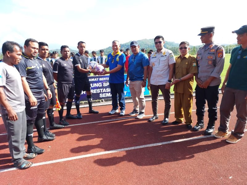 Kadisparpora Abdullah menyerahkan bola kepada Wasit Rahmat di Saksikan Kadis Pendidikan dan Kebudayaan dan Para OPD saat pembukaan . Pembukaan gala siswa tingkat SMP di Lapangan Sepak Bola Jantho Sport City (JSC) di Kota jantho. Selasa (19/12/2023). (foto Ist)