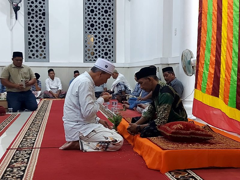 Warga Lubok Batee Peusijuk Keuchik Baru. Foto: dok NOA.co.id