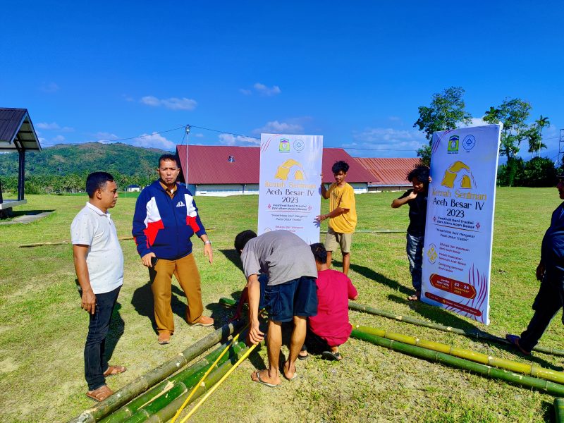 Ketua DKA Aceh Besar Mariadi, bersama Ketua Panpel Kemah Seniman IV Jufrizal, serta para pengurus DKAB meninjau persiapan lokasi kemah di Komplek JSC Kota Jantho, Selasa (19/12/2023) sore.