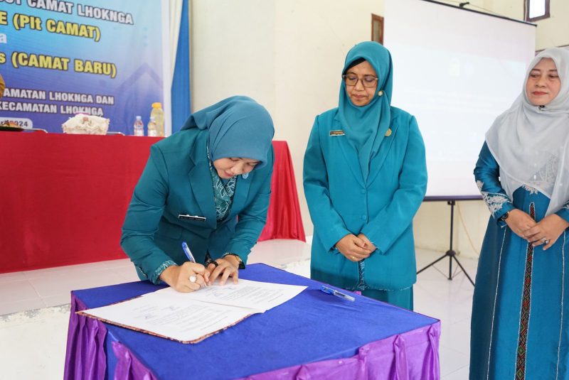 Pj ketua TP-PKK Aceh Besar Cut Rezky Handayani menandatangani berita acara serah terima jabatan Ketua TP PKK yang lama Kepada Ketua yang baru, bertempat di Aula Kantor Camat Lhoknga, Aceh Besar, Kamis (04/01/2024).