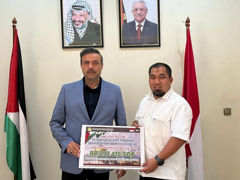 Pj Bupati Aceh Besar Muhammad Iswanto, SSTP., MM, secara simbolis menyerahkan Donasi Peduli Palestina dari Keluarga Besar Dinas Pendidikan Kabupaten Aceh Besar yang diterima oleh Wakil Dubes Palestina Mr. Muammar Milhem di Kedutaan Besar Palestina, Jl. Ki Mangunsarkoro Kec. Menteng, Kota Jakarta Pusat, Daerah Khusus Ibukota Jakarta, Jum'at (5/1/2024).