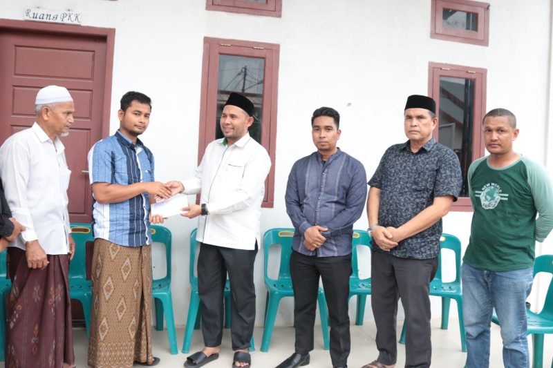 Kepala Sekretariat Baitul Mal Aceh Besar Heru Saputra SH MH didampingi Plt kepala Dinas Sosial Aulia Rahman SSTP MSi menyerahkan bantuan kepada korban kebakaran, yang berlangsung di halaman Meunasah Gampong Aneuk Galong Titi, Aceh Besar, Jumat (05/01/2024).