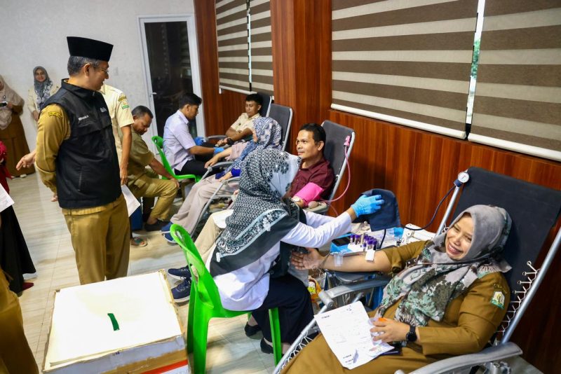 Asisten Administrasi Umum Sekda Aceh, Dr. Iskandar, AP, S.Sos, M.Si, meninjau pelaksanaan donor darah rutin oleh ASN Satda Aceh, di Gedung Serbaguna Kantor Gubernur Aceh, Selasa, (09/01/2024).