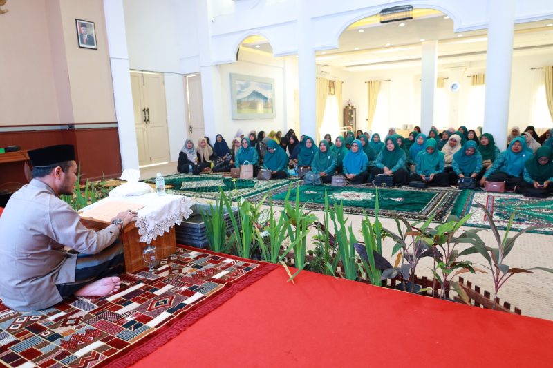 Ustadz Masrul Aidi LC MA Pimpinan Pondok Pesantren Babul Magfirah, Cot Keueng sedang memberikan tausiyah pada pengajian rutin yang digelar oleh TP PKK Aceh Besar di Meuligoe Bupati Aceh Besar, Kota Jantho, Selasa (9/1/2024).