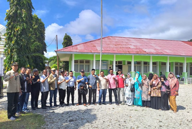 Kadisdikbud Aceh Besar, Bahrul Jamil SSos MSi melihat proses belajar SD saat melakukan kunjungan Saweu Sikula Kecamatan Pulo Aceh, Kamis (11/1/2024).