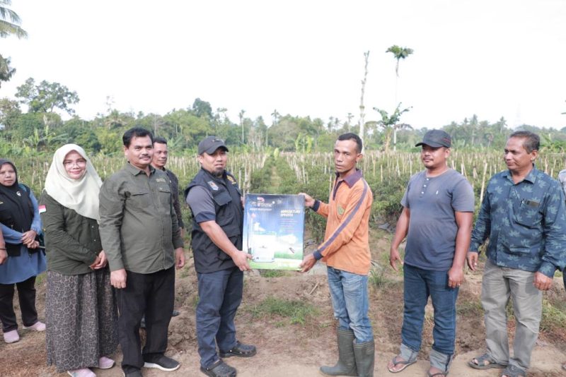 Pj Bupati Aceh Besar Muhammad Iswanto menyerahkan bantuan kepada petani di Gampong Leupung Bruek, Kecamatan Kuta Cot Glie, Jumat (12/01/2024). 