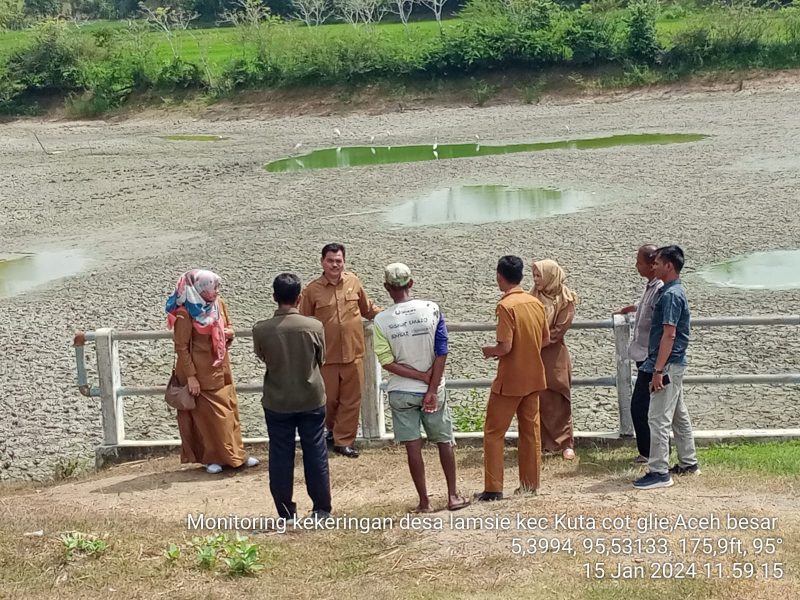 Kepala Dinas Pertanian Jakfar, SP, MSi, bersama penyuluh pertanian saat memonitoring persawahan Gampong Lamsie, Kecamatan Kuta Cot Glie, Aceh Besar, Selasa (16/1/2024).