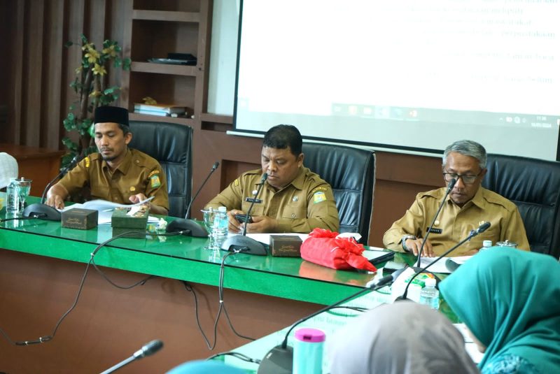 Sekda Aceh Besar Drs Sulaimi MSi mempimpin rapat tentang rancangan peraturan Bupati (Perbup) Aceh Besar tentang prioritas pengguna dana desa tahun 2024, bertempat di Ruang rapat Dr Bukhari Daud lantai II Kantor Bupati Aceh Besar, Kota Jantho, Selasa (16/01/2024).