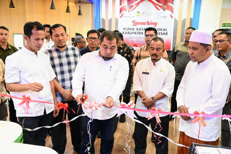 Pj Bupati Aceh Besar, Muhammad Iswanto SSTP MM memotong pita bersama sejumlah Kepala OPD Aceh Besar dan Abu Cut Uee Titi dalam acara Launching e-katalog lokal Aceh Besar di Gedung Mal Pelayanan Publik (MPP) Lambaro, Kecamatan Ingin Jaya, Aceh Besar, Jumat (19/01/2024).