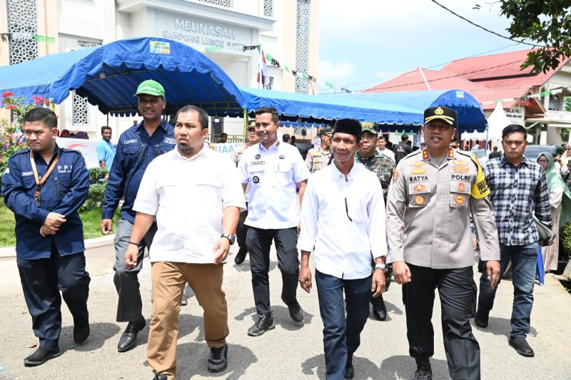 Pj Bupati Aceh Besar, Muhammad Iswanto, S.STP, MM meninjau pelaksanaan KPPS Pemilu 2024 di Gampong Lubok Batee, Kecamatan Ingin Jaya, Aceh Besar, Rabu (14/02/2024).