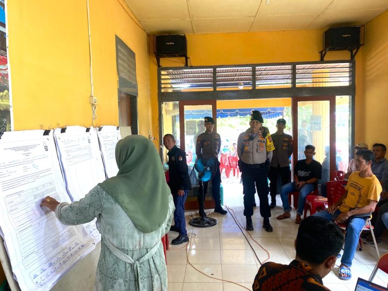 Kasat Samapta Iptu Reka Teruna melihat prosesi rekapitulasi suara di Kantor Camat Manggeng 