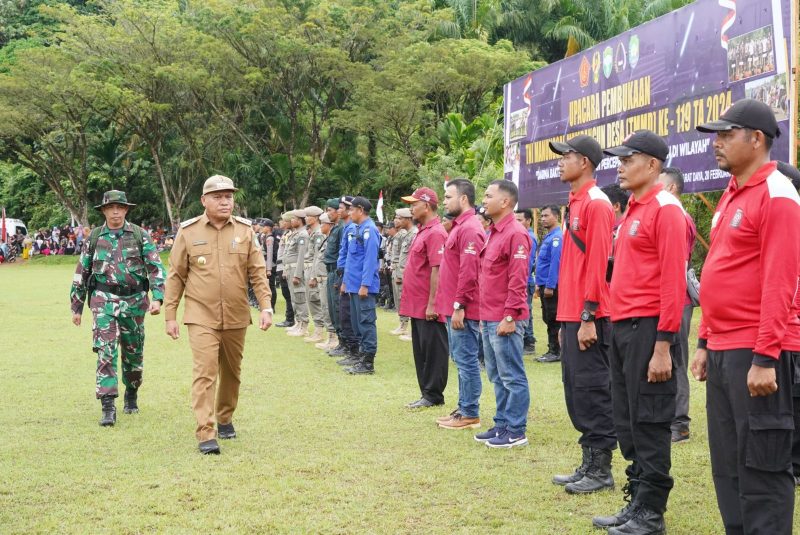 Pj Bupati Abdya memeriksa pasukan pada upacara pembukaan TMMD Kodim Abdya