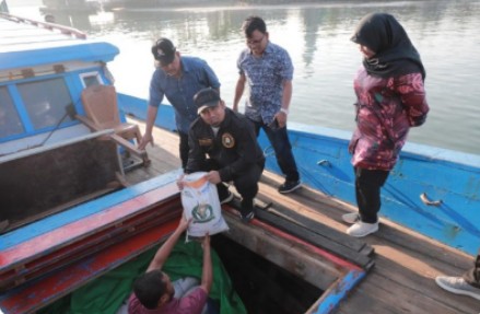 Pj Bupati Aceh Besar didampingi istri dan Asisten II Sekdakab Aceh Besar, Kadis Pangan Aceh Besar, Plt Kadis Sosial, Plt. Kadis Kominfo Aceh Besar, Kabag Umum Sekdakab Aceh Besar, Kabag Prokopim Aceh Besar Lepas 9.220 kg (9,22 ton) bantuan pangan cadangan kepada 922 Keluarga Penerima Manfaat (KPM) Pulo Aceh di dermaga Ulee Lheu Banda Aceh, Minggu (18/2/2024). FOTO/ MC ACEH BESAR