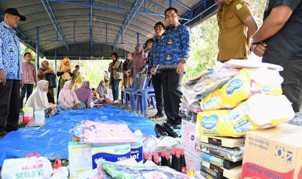 Pj Bupati Aceh Besar, Muhammad Iswanto SSTP MM bersama Plt Kadis Sosial Aceh Besar, Aulia Rahman SSTP MSi dan Camat Blang Bintang, M Kamil Zuhri, SSTP, MSi serahkan bantuan masa panik kepada keluarga korban kebakaran rumah di Gampong Payah Ue, Kecamatan Blang Bintang, Aceh Besar, Senin (19/02/2024). FOTO/ MC ACEH BESAR