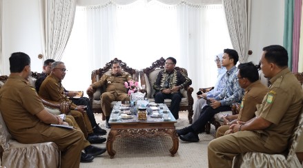 Pj Bupati Aceh Besar Muhammad Iswanto SSTP MM didampingi Asisten I Sekdakab Farhan AP dan para OPD Pemkab Aceh Besar menerima kunjungan silaturrahmi dan koordinasi Kepala BI Perwakilan Aceh Rony Widijarto P, di Meuligoe Bupati Aceh Besar, Kota Jantho, Selasa (20/02/2024). FOTO/ PROKOPIM PEMKAB ACEH BESAR