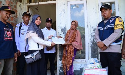 Kepala UPTD Dinas Kependudukan dan catatan sipil Wilayah II Peukan Bada, Mutia Sari menyerahkan dokumen kependudukan kepada korban kebakaran Rukaiyah Yatim, di Gampong Rabo Kecamatan Pulo Aceh, Rabu (21/02/2024). FOTO/MC ACEH BESAR