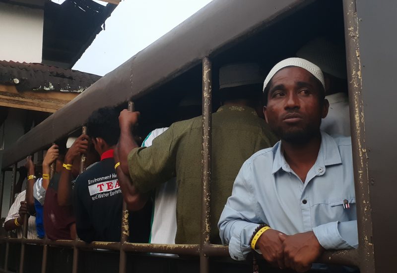 Foto : Pengungsi Imigran Etnis Rohingya berada diatas Mobil Satpol PP di gedung Palang Merah Indonesia (PMI) Meulaboh untuk Dipindahkan Kekantor Bupati Aceh Barat,Selasa(26/3/2024). Farid Ismullah/Noa.co.id/Foto