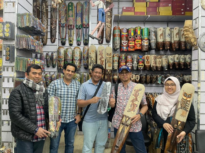 Foto : Produk kerajinan tangan Indonesia berhasil memikat para wisatawan di negeri piramida. NOA.co.id/Farid Ismullah/FOTO/HO-Humas Kemendag