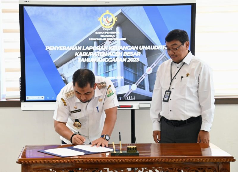 Pj Bupati Aceh Besar, Muhammad Iswanto S.STP MM bersama Kepala Sub Auditorat Aceh 1 BPK RI Perwakilan Aceh, Triana S.Sos., SST., S.Sos., M.I.L dan Kepala OPD Pemkab Aceh Besar foto bersama seusai penandatanganan Penyerahan Laporan Keuangan Pemerintah Daerah Tahun 2023 di Kantor BPK Perwakilan Aceh, Banda Aceh, Rabu (06/03/2024).