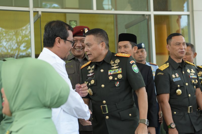 Asisten I Sekda Aceh Azwardi bersama Forkopimda menjemput Panglima Kodam Iskandar Muda, Mayor Jendral, Niko Fahrizal di bandara Internasional Sultan Iskandar muda Blang Aceh Besar, Sabtu (9/3/2024).