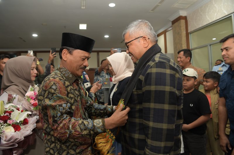 Asisten II Sekda Aceh, Ir. Mawardi bersama seluruh Kepala SKPA menyambut Kedatangan Pj. Gubernur Aceh saat tiba di bandara sultan Iskandar Muda, Aceh Besar (14/3/2024). 