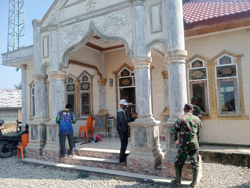 Jumat Bersih, Satgas TMMD Kodim 0102/Pidie Bersihkan Meunasah Gampong Beungga Dalam. 