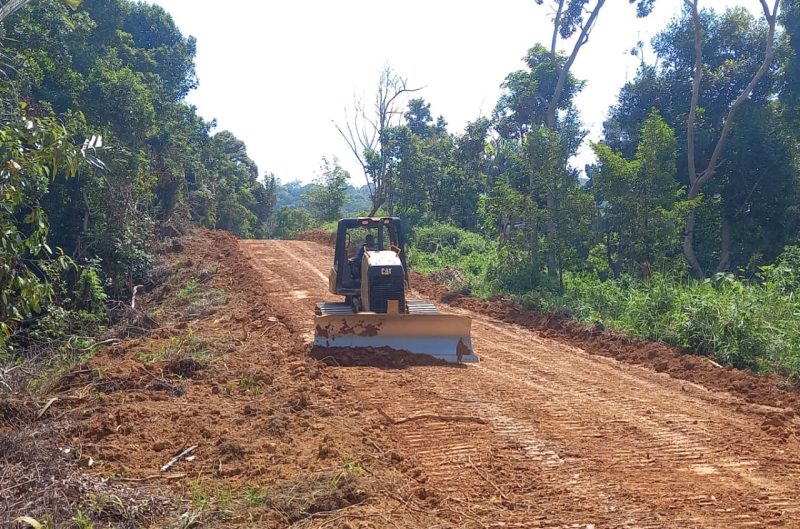 Satgas TMMD Kodim Abdya melalukan finishing pada jalan baru menggunakan alat berat. Foto TN/Amiruddin 