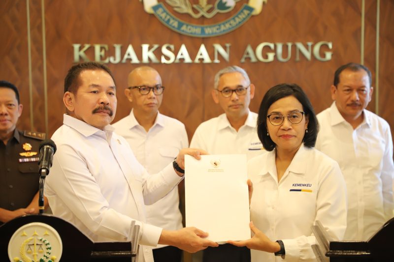 Foto : Jaksa Agung ST Burhanuddin (Kiri ) menerima berkas  dari Menteri Keuangan RI Sri Mulyani ( Kanan) di Gedung Utama Kejaksaan Agung terkait Dugaan Korupsi LPEI , Jakarta, Senin(18/3/2024). Farid Ismullah/NOA.co.id/FOTO/HO-Kapuspenkum Kejagung RI