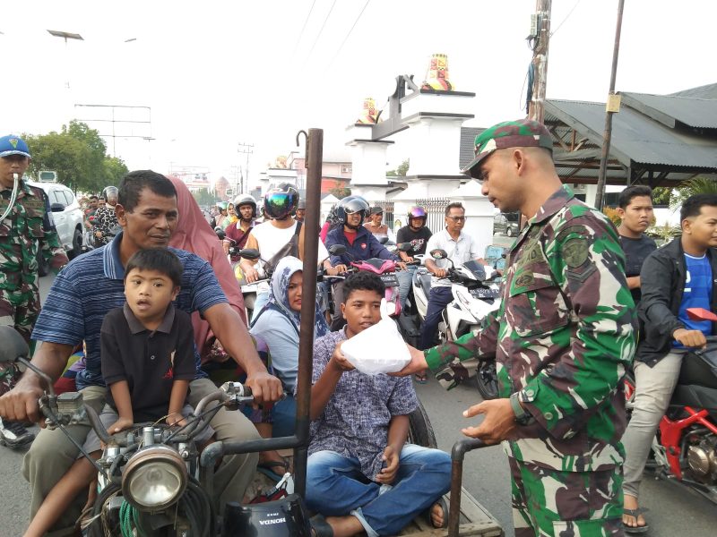 Ramadhan Berkah, Kodim 0102/Pidie Kembali Bagi-bagi Takjil. 