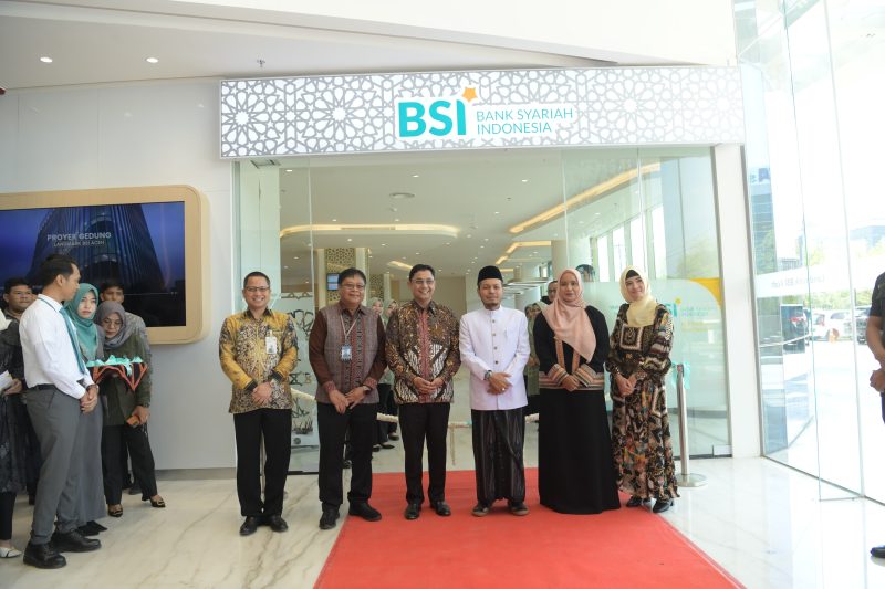 Ketua TP PKK Aceh Mellani Subarni, menghadiri Soft Opening Gedung Landmark Bank Syariah Indonesia (BSI) Aceh, di kawasan Jalan Tgk Daud Beureueh, (18/3/2024) pagi.