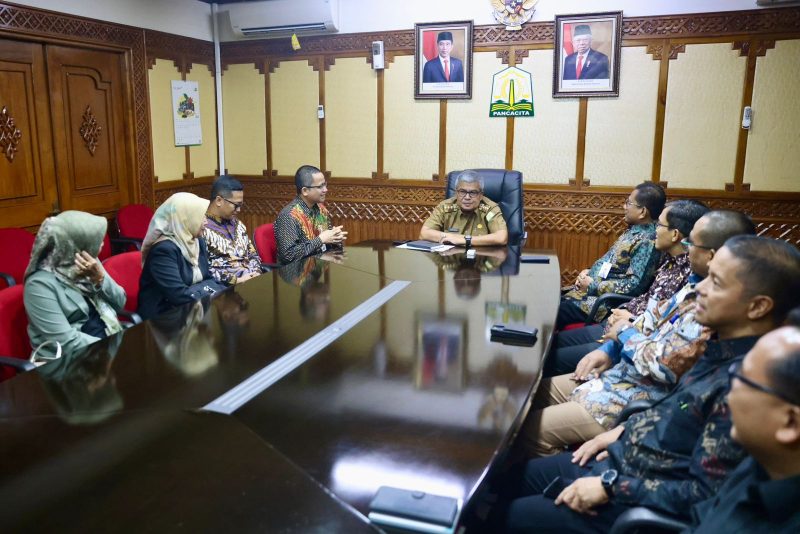 Pj Gubernur Aceh, Bustami, SE, M.Si, menerima audiensi Regional CEO BSI Wilayah Aceh bersama direksinya, di Ruang Rapat Gubernur, Kantor Gubernur Aceh, Selasa, (19/3/2024). 